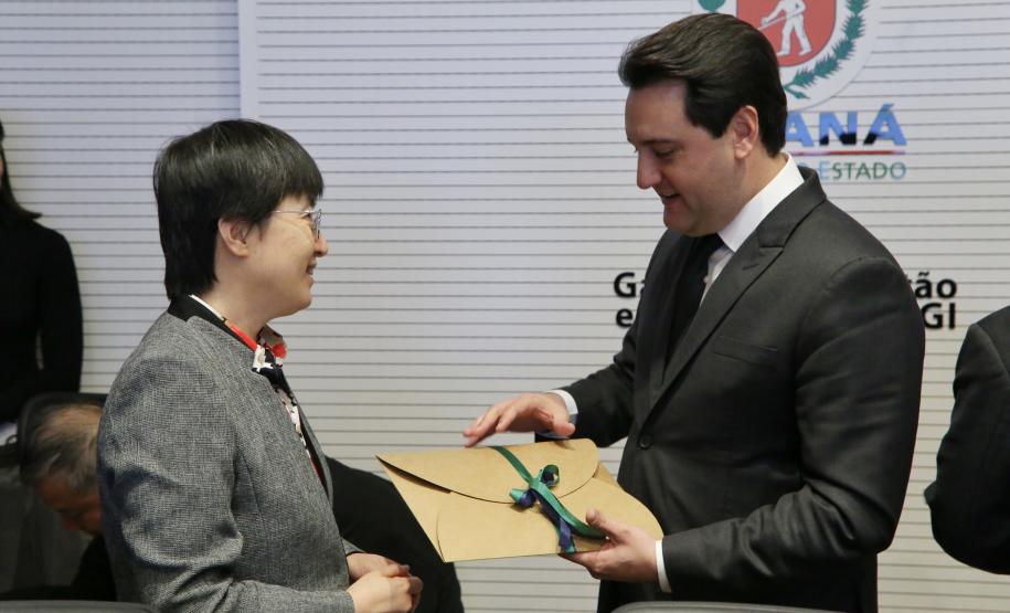 O governador Carlos Massa Ratinho Junior e técnicos da Secretaria de Infraestrutura e Logística apresentaram nesta quarta-feira (7) ao grupo China Merchants projetos ferroviários de curto, médio e longo prazos no Paraná