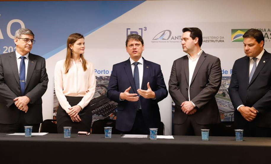 O governador Carlos Massa Ratinho Junior e o ministro da Infraestrutura, Tarcísio de Freitas, assinaram nesta terça-feira (13) um memorando de entendimento para o início de um trabalho conjunto de modelagem do novo programa de concessões de rodovias que cortam o Paraná.