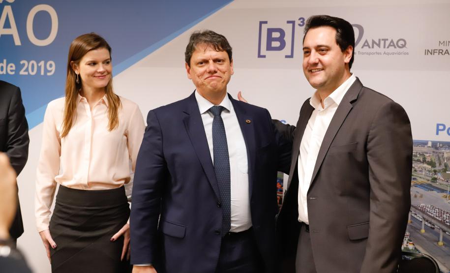 O governador Carlos Massa Ratinho Junior e o ministro da Infraestrutura, Tarcísio de Freitas, assinaram nesta terça-feira (13) um memorando de entendimento para o início de um trabalho conjunto de modelagem do novo programa de concessões de rodovias que cortam o Paraná.