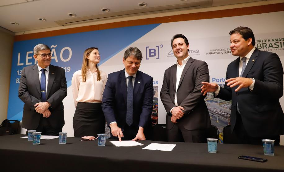 O governador Carlos Massa Ratinho Junior e o ministro da Infraestrutura, Tarcísio de Freitas, assinaram nesta terça-feira (13) um memorando de entendimento para o início de um trabalho conjunto de modelagem do novo programa de concessões de rodovias que cortam o Paraná.