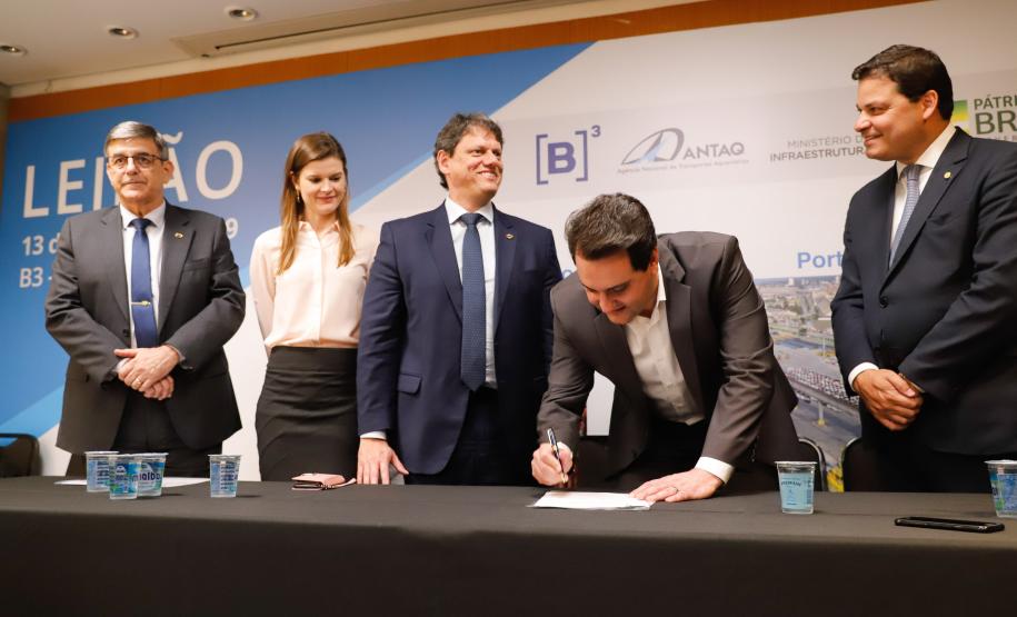 O governador Carlos Massa Ratinho Junior e o ministro da Infraestrutura, Tarcísio de Freitas, assinaram nesta terça-feira (13) um memorando de entendimento para o início de um trabalho conjunto de modelagem do novo programa de concessões de rodovias que cortam o Paraná.