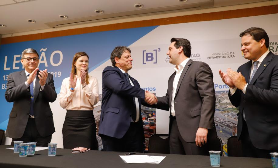 O governador Carlos Massa Ratinho Junior e o ministro da Infraestrutura, Tarcísio de Freitas, assinaram nesta terça-feira (13) um memorando de entendimento para o início de um trabalho conjunto de modelagem do novo programa de concessões de rodovias que cortam o Paraná.