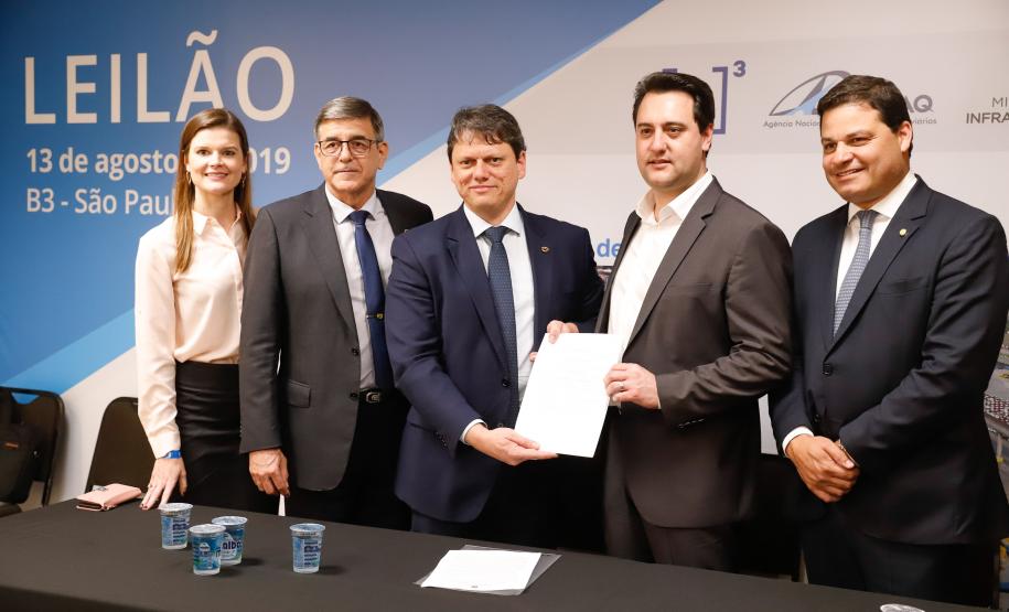 O governador Carlos Massa Ratinho Junior e o ministro da Infraestrutura, Tarcísio de Freitas, assinaram nesta terça-feira (13) um memorando de entendimento para o início de um trabalho conjunto de modelagem do novo programa de concessões de rodovias que cortam o Paraná.