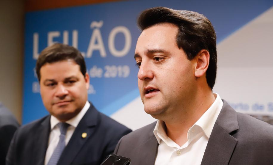 O governador Carlos Massa Ratinho Junior e o ministro da Infraestrutura, Tarcísio de Freitas, assinaram nesta terça-feira (13) um memorando de entendimento para o início de um trabalho conjunto de modelagem do novo programa de concessões de rodovias que cortam o Paraná.