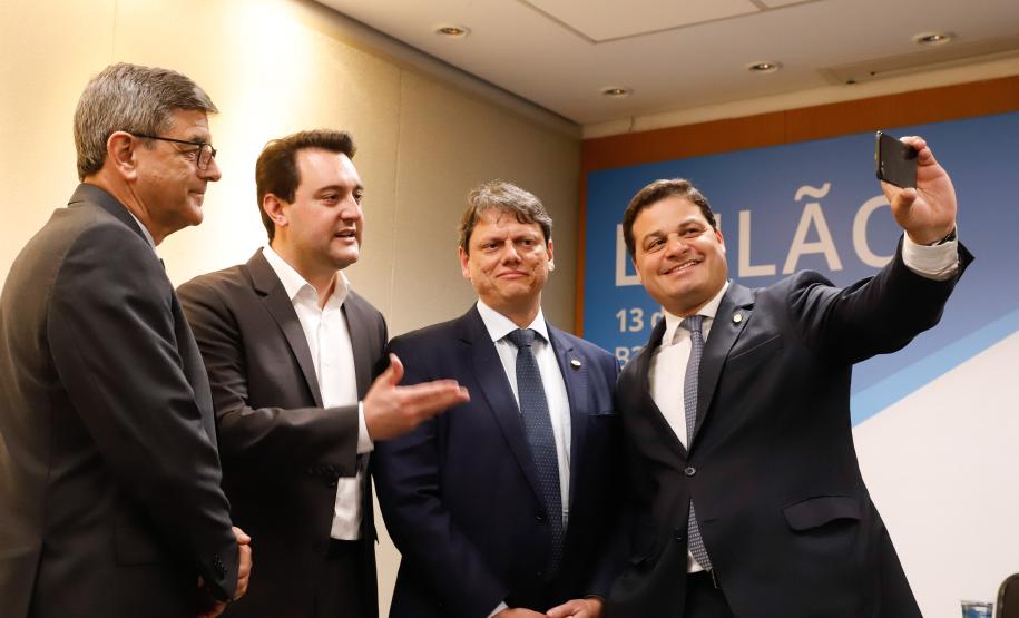 O governador Carlos Massa Ratinho Junior e o ministro da Infraestrutura, Tarcísio de Freitas, assinaram nesta terça-feira (13) um memorando de entendimento para o início de um trabalho conjunto de modelagem do novo programa de concessões de rodovias que cortam o Paraná.