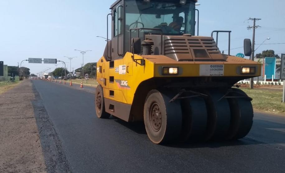 Na PR-323, no Noroeste do Estado, foram iniciados serviços de fresagem, que é a retirada da camada superior do pavimento, seguida pela reperfilagem, que consiste na aplicação de concreto betuminoso usinado a quente (CBUQ) e compactação desse material. O resultado será uma pista plana, sem deformações e buracos. Os trabalhos começaram em Cianorte e devem ser executados até Maringá, em uma extensão de 77,11 quilômetros.Foto: Divulgação/DER