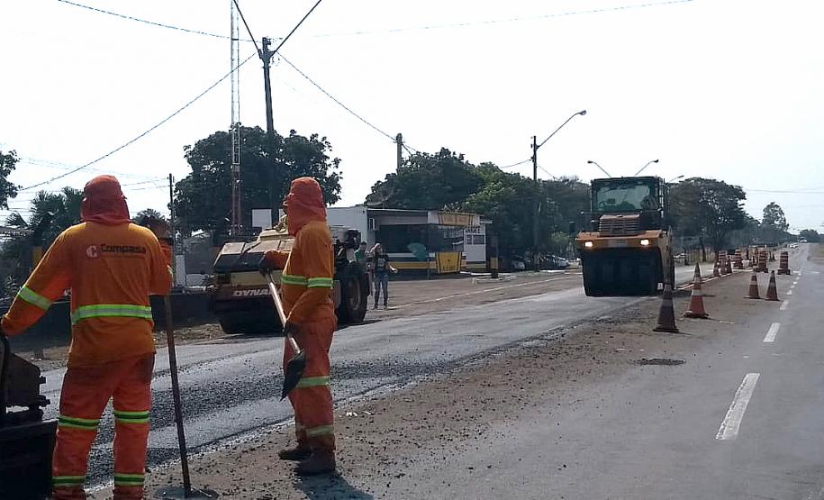 Na PR-323, no Noroeste do Estado, foram iniciados serviços de fresagem, que é a retirada da camada superior do pavimento, seguida pela reperfilagem, que consiste na aplicação de concreto betuminoso usinado a quente (CBUQ) e compactação desse material. O resultado será uma pista plana, sem deformações e buracos. Os trabalhos começaram em Cianorte e devem ser executados até Maringá, em uma extensão de 77,11 quilômetros.Foto: Divulgação/DER