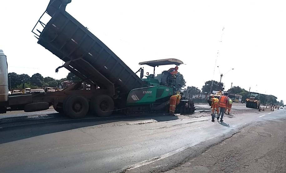 Na PR-323, no Noroeste do Estado, foram iniciados serviços de fresagem, que é a retirada da camada superior do pavimento, seguida pela reperfilagem, que consiste na aplicação de concreto betuminoso usinado a quente (CBUQ) e compactação desse material. O resultado será uma pista plana, sem deformações e buracos. Os trabalhos começaram em Cianorte e devem ser executados até Maringá, em uma extensão de 77,11 quilômetros.Foto: Divulgação/DER