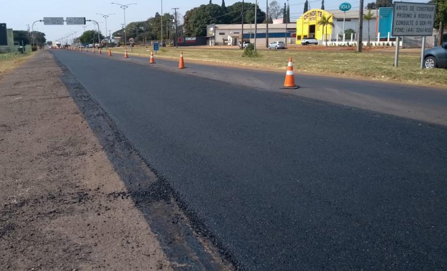 Na PR-323, no Noroeste do Estado, foram iniciados serviços de fresagem, que é a retirada da camada superior do pavimento, seguida pela reperfilagem, que consiste na aplicação de concreto betuminoso usinado a quente (CBUQ) e compactação desse material. O resultado será uma pista plana, sem deformações e buracos. Os trabalhos começaram em Cianorte e devem ser executados até Maringá, em uma extensão de 77,11 quilômetros.Foto: Divulgação/DER