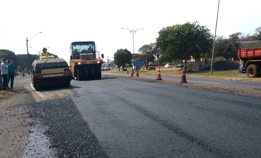 Na PR-323, no Noroeste do Estado, foram iniciados serviços de fresagem, que é a retirada da camada superior do pavimento, seguida pela reperfilagem, que consiste na aplicação de concreto betuminoso usinado a quente (CBUQ) e compactação desse material. O resultado será uma pista plana, sem deformações e buracos. Os trabalhos começaram em Cianorte e devem ser executados até Maringá, em uma extensão de 77,11 quilômetros.Foto: Divulgação/DER