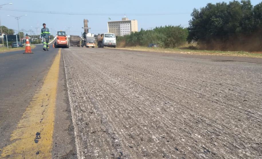 Na PR-323, no Noroeste do Estado, foram iniciados serviços de fresagem, que é a retirada da camada superior do pavimento, seguida pela reperfilagem, que consiste na aplicação de concreto betuminoso usinado a quente (CBUQ) e compactação desse material. O resultado será uma pista plana, sem deformações e buracos. Os trabalhos começaram em Cianorte e devem ser executados até Maringá, em uma extensão de 77,11 quilômetros.Foto: Divulgação/DER
