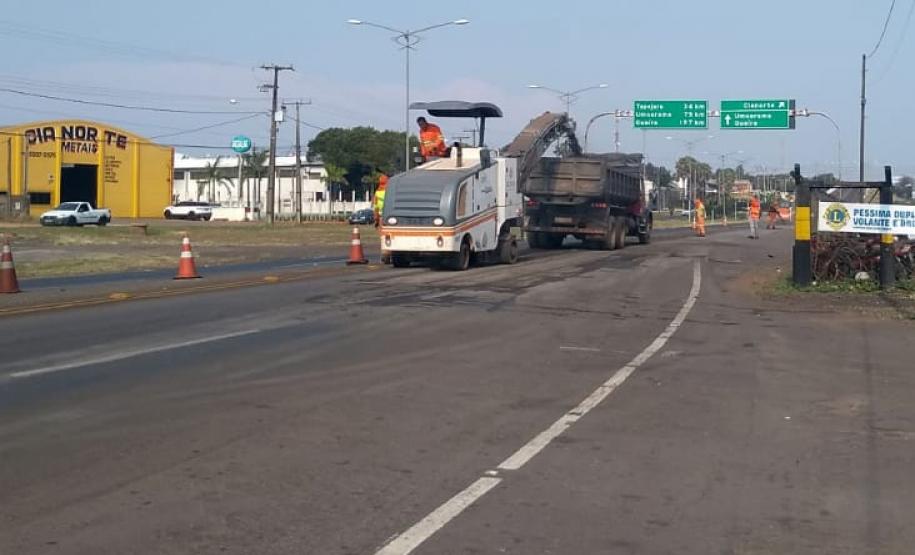 Na PR-323, no Noroeste do Estado, foram iniciados serviços de fresagem, que é a retirada da camada superior do pavimento, seguida pela reperfilagem, que consiste na aplicação de concreto betuminoso usinado a quente (CBUQ) e compactação desse material. O resultado será uma pista plana, sem deformações e buracos. Os trabalhos começaram em Cianorte e devem ser executados até Maringá, em uma extensão de 77,11 quilômetros.Foto: Divulgação/DER