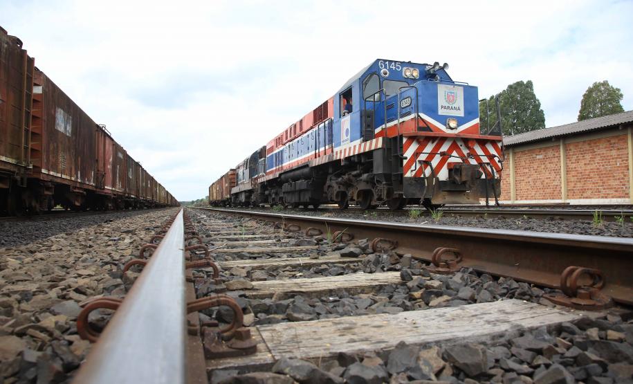 A Ferroeste (Estrada de Ferro Paraná Oeste S.A.) registrou o maior faturamento de sua história atingindo de janeiro até o dia 20 de agosto a marca de R$ 20,556 milhões. O resultado em menos de oito meses é superior a todo o ano de 2018, que registrou R$ 20,523 milhões. No ano passado, no mesmo período, a Ferroeste havia faturado R$ 14,34 milhões - o balanço deste ano é 43% superior.  Foto: Jaelson Lucas/AEN
