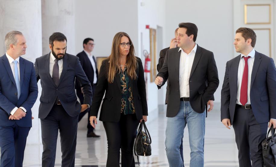 GOVERNO DO ESTADO E GRUPO LATAM AIRLINES FIRMAM PARCERIA PARA AMPLIAR OFERTAS DE VOOS NO PARANÁ. Um acordo assinado pelo governador Carlos Massa Ratinho Junior e o Grupo Latam Airlines vai abrir 71 novos voos no Estado. A empresa destaca que haverá ampliação de 17% das operações Paraná, fazendo do Estado o quarto maior mercado da companhia no Brasil. O anúncio feito nesta sexta-feira (30), no Palácio Iguaçu, em Curitiba.Curitiba, 30-08-19.Foto: Arnaldo Alves / AEN