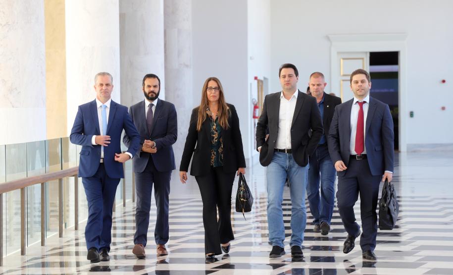 GOVERNO DO ESTADO E GRUPO LATAM AIRLINES FIRMAM PARCERIA PARA AMPLIAR OFERTAS DE VOOS NO PARANÁ. Um acordo assinado pelo governador Carlos Massa Ratinho Junior e o Grupo Latam Airlines vai abrir 71 novos voos no Estado. A empresa destaca que haverá ampliação de 17% das operações Paraná, fazendo do Estado o quarto maior mercado da companhia no Brasil. O anúncio feito nesta sexta-feira (30), no Palácio Iguaçu, em Curitiba.Curitiba, 30-08-19.Foto: Arnaldo Alves / AEN