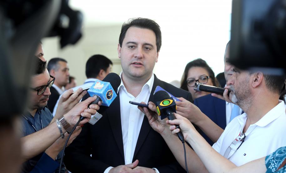 GOVERNO DO ESTADO E GRUPO LATAM AIRLINES FIRMAM PARCERIA PARA AMPLIAR OFERTAS DE VOOS NO PARANÁ. Um acordo assinado pelo governador Carlos Massa Ratinho Junior e o Grupo Latam Airlines vai abrir 71 novos voos no Estado. A empresa destaca que haverá ampliação de 17% das operações Paraná, fazendo do Estado o quarto maior mercado da companhia no Brasil. O anúncio feito nesta sexta-feira (30), no Palácio Iguaçu, em Curitiba.Curitiba, 30-08-19.Foto: Arnaldo Alves / AEN