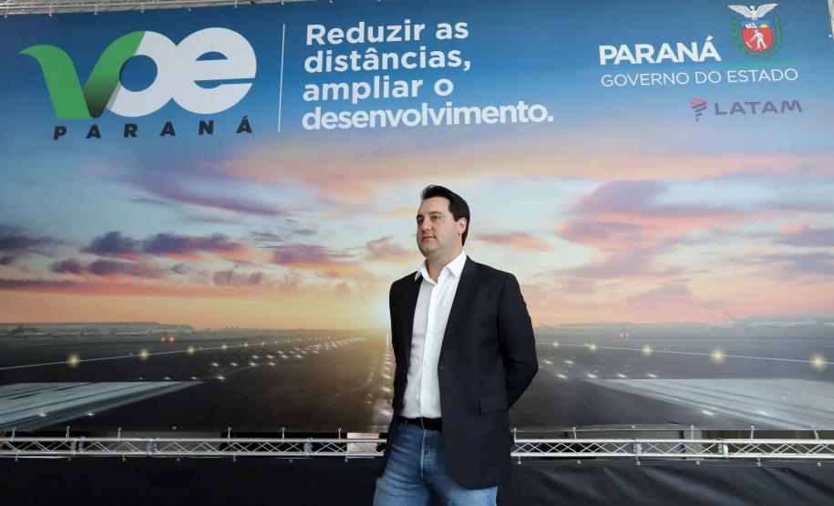 GOVERNO DO ESTADO E GRUPO LATAM AIRLINES FIRMAM PARCERIA PARA AMPLIAR OFERTAS DE VOOS NO PARANÁ. Um acordo assinado pelo governador Carlos Massa Ratinho Junior e o Grupo Latam Airlines vai abrir 71 novos voos no Estado. A empresa destaca que haverá ampliação de 17% das operações Paraná, fazendo do Estado o quarto maior mercado da companhia no Brasil. O anúncio feito nesta sexta-feira (30), no Palácio Iguaçu, em Curitiba.Curitiba, 30-08-19.Foto: Arnaldo Alves / AEN