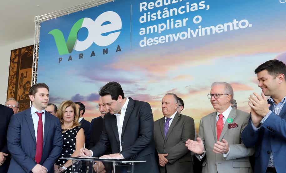 GOVERNO DO ESTADO E GRUPO LATAM AIRLINES FIRMAM PARCERIA PARA AMPLIAR OFERTAS DE VOOS NO PARANÁ. Um acordo assinado pelo governador Carlos Massa Ratinho Junior e o Grupo Latam Airlines vai abrir 71 novos voos no Estado. A empresa destaca que haverá ampliação de 17% das operações Paraná, fazendo do Estado o quarto maior mercado da companhia no Brasil. O anúncio feito nesta sexta-feira (30), no Palácio Iguaçu, em Curitiba.Curitiba, 30-08-19.Foto: Arnaldo Alves / AEN