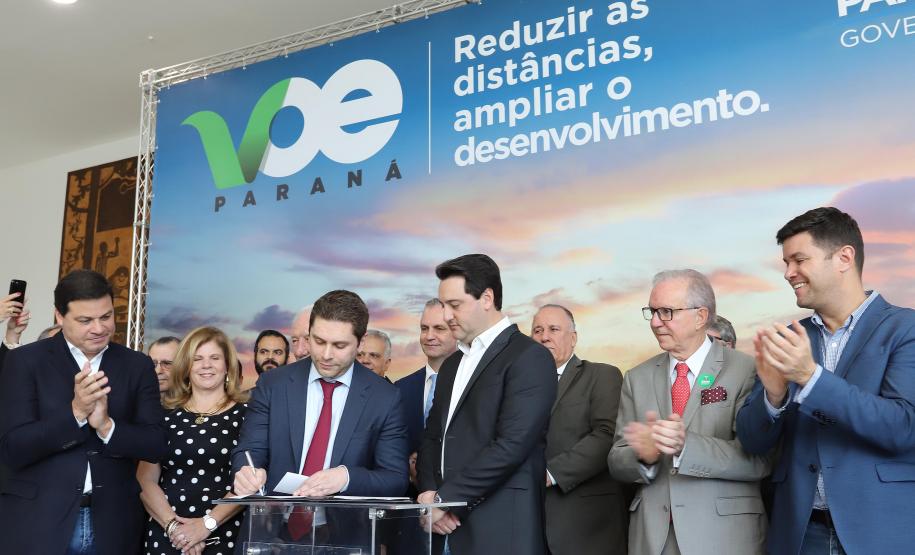 GOVERNO DO ESTADO E GRUPO LATAM AIRLINES FIRMAM PARCERIA PARA AMPLIAR OFERTAS DE VOOS NO PARANÁ. Um acordo assinado pelo governador Carlos Massa Ratinho Junior e o Grupo Latam Airlines vai abrir 71 novos voos no Estado. A empresa destaca que haverá ampliação de 17% das operações Paraná, fazendo do Estado o quarto maior mercado da companhia no Brasil. O anúncio feito nesta sexta-feira (30), no Palácio Iguaçu, em Curitiba.Curitiba, 30-08-19.Foto: Arnaldo Alves / AEN