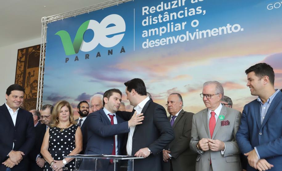 GOVERNO DO ESTADO E GRUPO LATAM AIRLINES FIRMAM PARCERIA PARA AMPLIAR OFERTAS DE VOOS NO PARANÁ. Um acordo assinado pelo governador Carlos Massa Ratinho Junior e o Grupo Latam Airlines vai abrir 71 novos voos no Estado. A empresa destaca que haverá ampliação de 17% das operações Paraná, fazendo do Estado o quarto maior mercado da companhia no Brasil. O anúncio feito nesta sexta-feira (30), no Palácio Iguaçu, em Curitiba.Curitiba, 30-08-19.Foto: Arnaldo Alves / AEN