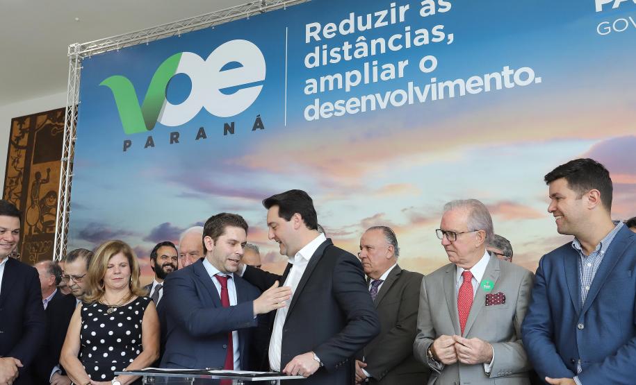 GOVERNO DO ESTADO E GRUPO LATAM AIRLINES FIRMAM PARCERIA PARA AMPLIAR OFERTAS DE VOOS NO PARANÁ. Um acordo assinado pelo governador Carlos Massa Ratinho Junior e o Grupo Latam Airlines vai abrir 71 novos voos no Estado. A empresa destaca que haverá ampliação de 17% das operações Paraná, fazendo do Estado o quarto maior mercado da companhia no Brasil. O anúncio feito nesta sexta-feira (30), no Palácio Iguaçu, em Curitiba.Curitiba, 30-08-19.Foto: Arnaldo Alves / AEN