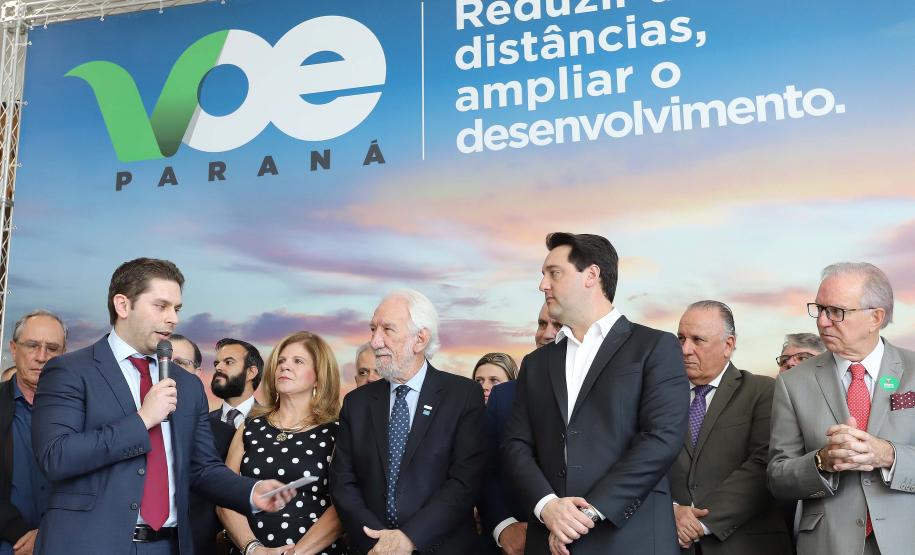 GOVERNO DO ESTADO E GRUPO LATAM AIRLINES FIRMAM PARCERIA PARA AMPLIAR OFERTAS DE VOOS NO PARANÁ. Um acordo assinado pelo governador Carlos Massa Ratinho Junior e o Grupo Latam Airlines vai abrir 71 novos voos no Estado. A empresa destaca que haverá ampliação de 17% das operações Paraná, fazendo do Estado o quarto maior mercado da companhia no Brasil. O anúncio feito nesta sexta-feira (30), no Palácio Iguaçu, em Curitiba.Curitiba, 30-08-19.Foto: Arnaldo Alves / AEN