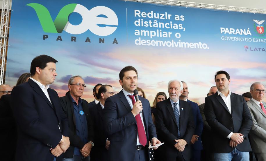 GOVERNO DO ESTADO E GRUPO LATAM AIRLINES FIRMAM PARCERIA PARA AMPLIAR OFERTAS DE VOOS NO PARANÁ. Um acordo assinado pelo governador Carlos Massa Ratinho Junior e o Grupo Latam Airlines vai abrir 71 novos voos no Estado. A empresa destaca que haverá ampliação de 17% das operações Paraná, fazendo do Estado o quarto maior mercado da companhia no Brasil. O anúncio feito nesta sexta-feira (30), no Palácio Iguaçu, em Curitiba.Curitiba, 30-08-19.Foto: Arnaldo Alves / AEN