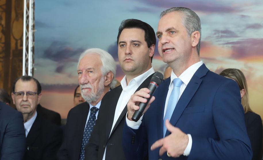 GOVERNO DO ESTADO E GRUPO LATAM AIRLINES FIRMAM PARCERIA PARA AMPLIAR OFERTAS DE VOOS NO PARANÁ. Um acordo assinado pelo governador Carlos Massa Ratinho Junior e o Grupo Latam Airlines vai abrir 71 novos voos no Estado. A empresa destaca que haverá ampliação de 17% das operações Paraná, fazendo do Estado o quarto maior mercado da companhia no Brasil. O anúncio feito nesta sexta-feira (30), no Palácio Iguaçu, em Curitiba.Curitiba, 30-08-19.Foto: Arnaldo Alves / AEN