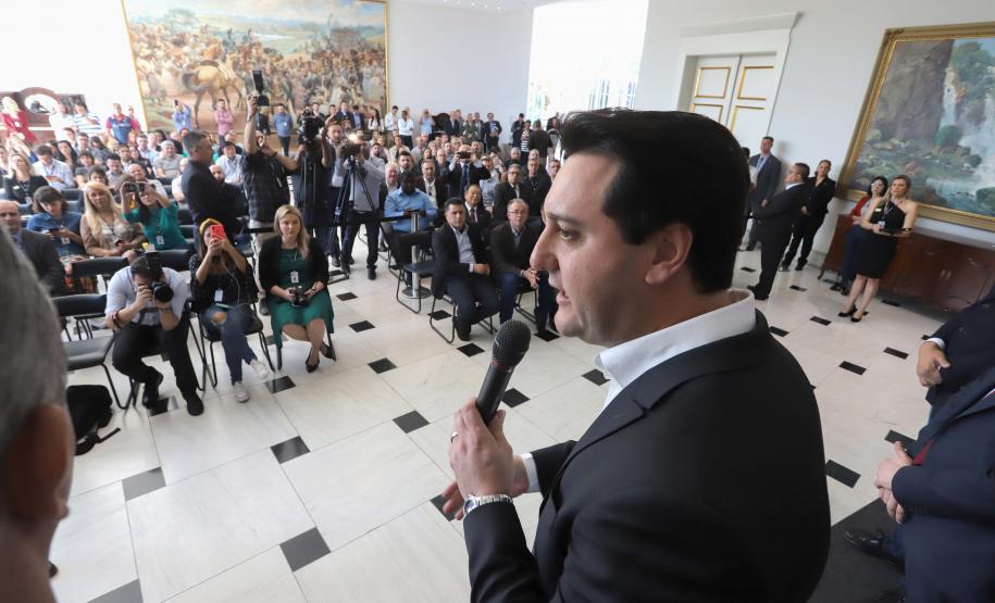 GOVERNO DO ESTADO E GRUPO LATAM AIRLINES FIRMAM PARCERIA PARA AMPLIAR OFERTAS DE VOOS NO PARANÁ. Um acordo assinado pelo governador Carlos Massa Ratinho Junior e o Grupo Latam Airlines vai abrir 71 novos voos no Estado. A empresa destaca que haverá ampliação de 17% das operações Paraná, fazendo do Estado o quarto maior mercado da companhia no Brasil. O anúncio feito nesta sexta-feira (30), no Palácio Iguaçu, em Curitiba.Curitiba, 30-08-19.Foto: Arnaldo Alves / AEN