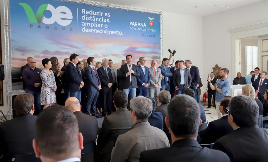 GOVERNO DO ESTADO E GRUPO LATAM AIRLINES FIRMAM PARCERIA PARA AMPLIAR OFERTAS DE VOOS NO PARANÁ. Um acordo assinado pelo governador Carlos Massa Ratinho Junior e o Grupo Latam Airlines vai abrir 71 novos voos no Estado. A empresa destaca que haverá ampliação de 17% das operações Paraná, fazendo do Estado o quarto maior mercado da companhia no Brasil. O anúncio feito nesta sexta-feira (30), no Palácio Iguaçu, em Curitiba.Curitiba, 30-08-19.Foto: Arnaldo Alves / AEN