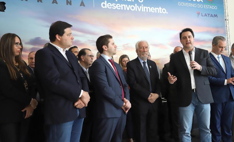 GOVERNO DO ESTADO E GRUPO LATAM AIRLINES FIRMAM PARCERIA PARA AMPLIAR OFERTAS DE VOOS NO PARANÁ. Um acordo assinado pelo governador Carlos Massa Ratinho Junior e o Grupo Latam Airlines vai abrir 71 novos voos no Estado. A empresa destaca que haverá ampliação de 17% das operações Paraná, fazendo do Estado o quarto maior mercado da companhia no Brasil. O anúncio feito nesta sexta-feira (30), no Palácio Iguaçu, em Curitiba.Curitiba, 30-08-19.Foto: Arnaldo Alves / AEN