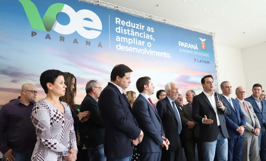 GOVERNO DO ESTADO E GRUPO LATAM AIRLINES FIRMAM PARCERIA PARA AMPLIAR OFERTAS DE VOOS NO PARANÁ. Um acordo assinado pelo governador Carlos Massa Ratinho Junior e o Grupo Latam Airlines vai abrir 71 novos voos no Estado. A empresa destaca que haverá ampliação de 17% das operações Paraná, fazendo do Estado o quarto maior mercado da companhia no Brasil. O anúncio feito nesta sexta-feira (30), no Palácio Iguaçu, em Curitiba.Curitiba, 30-08-19.Foto: Arnaldo Alves / AEN