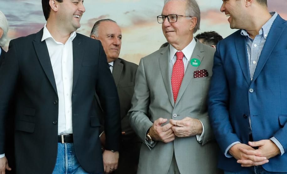 Um acordo assinado pelo governador Carlos Massa Ratinho Junior e o Grupo Latam Airlines vai abrir 71 novos voos no Estado. A empresa destaca que haverá ampliação de 17% das operações Paraná, fazendo do Estado o quarto maior mercado da companhia no Brasil. O anúncio feito nesta sexta-feira (30), no Palácio Iguaçu, em Curitiba.