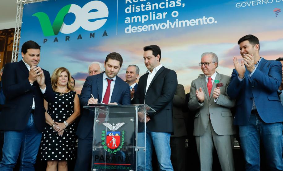 Um acordo assinado pelo governador Carlos Massa Ratinho Junior e o Grupo Latam Airlines vai abrir 71 novos voos no Estado. A empresa destaca que haverá ampliação de 17% das operações Paraná, fazendo do Estado o quarto maior mercado da companhia no Brasil. O anúncio feito nesta sexta-feira (30), no Palácio Iguaçu, em Curitiba.