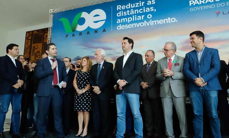 Um acordo assinado pelo governador Carlos Massa Ratinho Junior e o Grupo Latam Airlines vai abrir 71 novos voos no Estado. A empresa destaca que haverá ampliação de 17% das operações Paraná, fazendo do Estado o quarto maior mercado da companhia no Brasil. O anúncio feito nesta sexta-feira (30), no Palácio Iguaçu, em Curitiba.