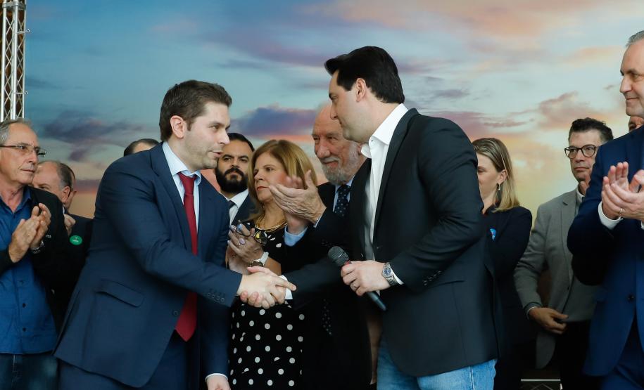 Um acordo assinado pelo governador Carlos Massa Ratinho Junior e o Grupo Latam Airlines vai abrir 71 novos voos no Estado. A empresa destaca que haverá ampliação de 17% das operações Paraná, fazendo do Estado o quarto maior mercado da companhia no Brasil. O anúncio feito nesta sexta-feira (30), no Palácio Iguaçu, em Curitiba.