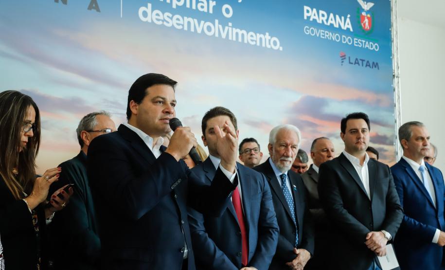 Um acordo assinado pelo governador Carlos Massa Ratinho Junior e o Grupo Latam Airlines vai abrir 71 novos voos no Estado. A empresa destaca que haverá ampliação de 17% das operações Paraná, fazendo do Estado o quarto maior mercado da companhia no Brasil. O anúncio feito nesta sexta-feira (30), no Palácio Iguaçu, em Curitiba.