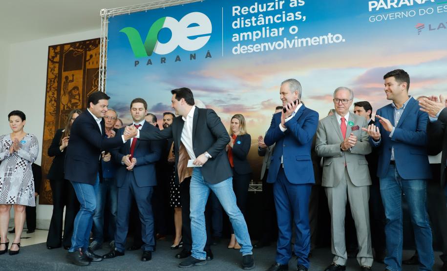Um acordo assinado pelo governador Carlos Massa Ratinho Junior e o Grupo Latam Airlines vai abrir 71 novos voos no Estado. A empresa destaca que haverá ampliação de 17% das operações Paraná, fazendo do Estado o quarto maior mercado da companhia no Brasil. O anúncio feito nesta sexta-feira (30), no Palácio Iguaçu, em Curitiba.