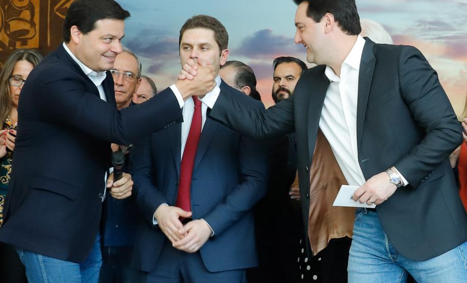 Um acordo assinado pelo governador Carlos Massa Ratinho Junior e o Grupo Latam Airlines vai abrir 71 novos voos no Estado. A empresa destaca que haverá ampliação de 17% das operações Paraná, fazendo do Estado o quarto maior mercado da companhia no Brasil. O anúncio feito nesta sexta-feira (30), no Palácio Iguaçu, em Curitiba.