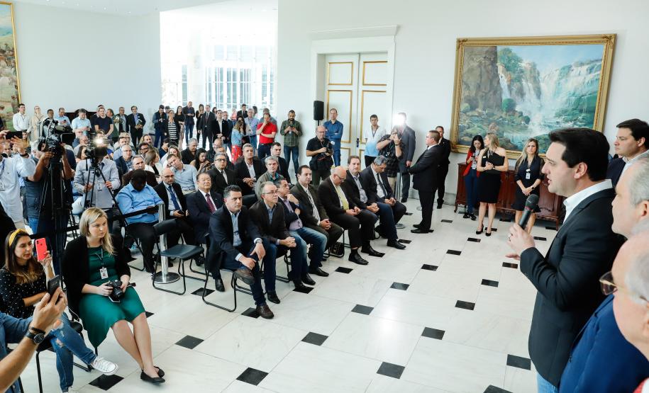 Um acordo assinado pelo governador Carlos Massa Ratinho Junior e o Grupo Latam Airlines vai abrir 71 novos voos no Estado. A empresa destaca que haverá ampliação de 17% das operações Paraná, fazendo do Estado o quarto maior mercado da companhia no Brasil. O anúncio feito nesta sexta-feira (30), no Palácio Iguaçu, em Curitiba.