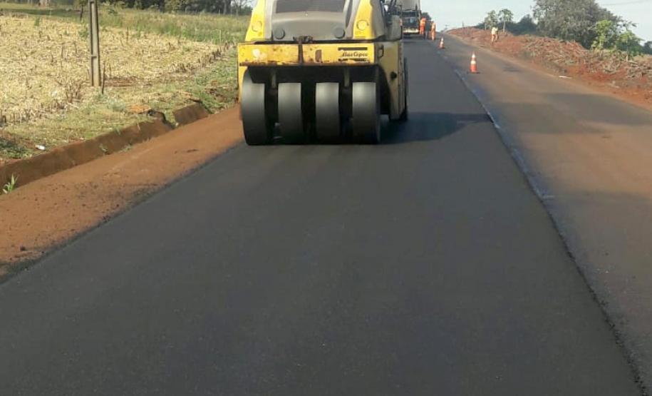 A PR-239 e a PR-317, na região Oeste, passam por serviços de conservação que vão beneficiar cerca de 50 mil pessoas. São executadas a reperfilagem, que consiste na aplicação de Concreto Betuminoso Usinado a Quente (CBUQ), e compactação desse material em pontos críticos da rodovia para resolver problemas como buracos e deformações.Foto: Divulgação/DER
