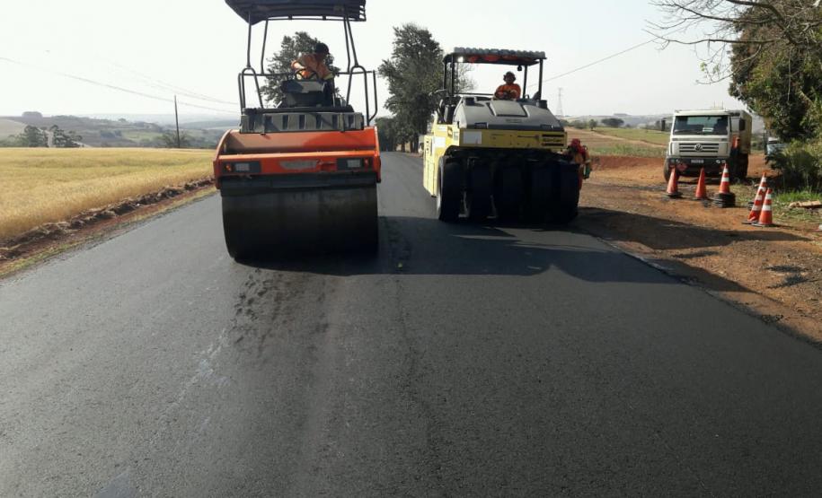 A PR-239 e a PR-317, na região Oeste, passam por serviços de conservação que vão beneficiar cerca de 50 mil pessoas. São executadas a reperfilagem, que consiste na aplicação de Concreto Betuminoso Usinado a Quente (CBUQ), e compactação desse material em pontos críticos da rodovia para resolver problemas como buracos e deformações.Foto: Divulgação/DER