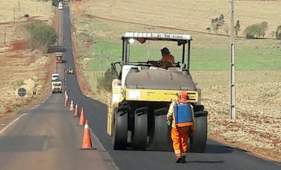 A PR-239 e a PR-317, na região Oeste, passam por serviços de conservação que vão beneficiar cerca de 50 mil pessoas. São executadas a reperfilagem, que consiste na aplicação de Concreto Betuminoso Usinado a Quente (CBUQ), e compactação desse material em pontos críticos da rodovia para resolver problemas como buracos e deformações.Foto: Divulgação/DER