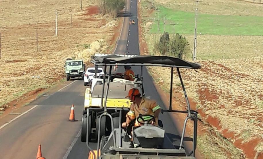 A PR-239 e a PR-317, na região Oeste, passam por serviços de conservação que vão beneficiar cerca de 50 mil pessoas. São executadas a reperfilagem, que consiste na aplicação de Concreto Betuminoso Usinado a Quente (CBUQ), e compactação desse material em pontos críticos da rodovia para resolver problemas como buracos e deformações.Foto: Divulgação/DER