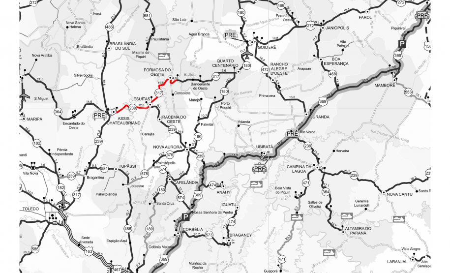A PR-239 e a PR-317, na região Oeste, passam por serviços de conservação que vão beneficiar cerca de 50 mil pessoas. São executadas a reperfilagem, que consiste na aplicação de Concreto Betuminoso Usinado a Quente (CBUQ), e compactação desse material em pontos críticos da rodovia para resolver problemas como buracos e deformações.Foto: Divulgação/DER