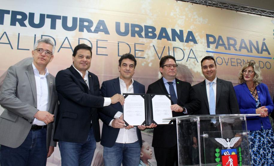 Foi assinada nesta sexta-feira (13) a ordem de serviço para o início dos estudos das Concessões de Rodovias Paranaenses. É o início do trabalho conjunto do Governo do Paraná e a União para modelagem do novo programa de concessões de rodovias que cortam o Paraná. Ao todo, serão licitados pelo Governo Federal 4,1 mil quilômetros de estradas estaduais e federais até 2021. Foto: Divulgação/SEIL