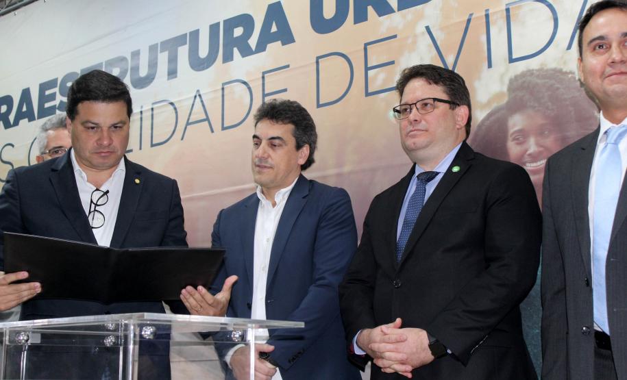 Foi assinada nesta sexta-feira (13) a ordem de serviço para o início dos estudos das Concessões de Rodovias Paranaenses. É o início do trabalho conjunto do Governo do Paraná e a União para modelagem do novo programa de concessões de rodovias que cortam o Paraná. Ao todo, serão licitados pelo Governo Federal 4,1 mil quilômetros de estradas estaduais e federais até 2021. Foto: Divulgação/SEIL