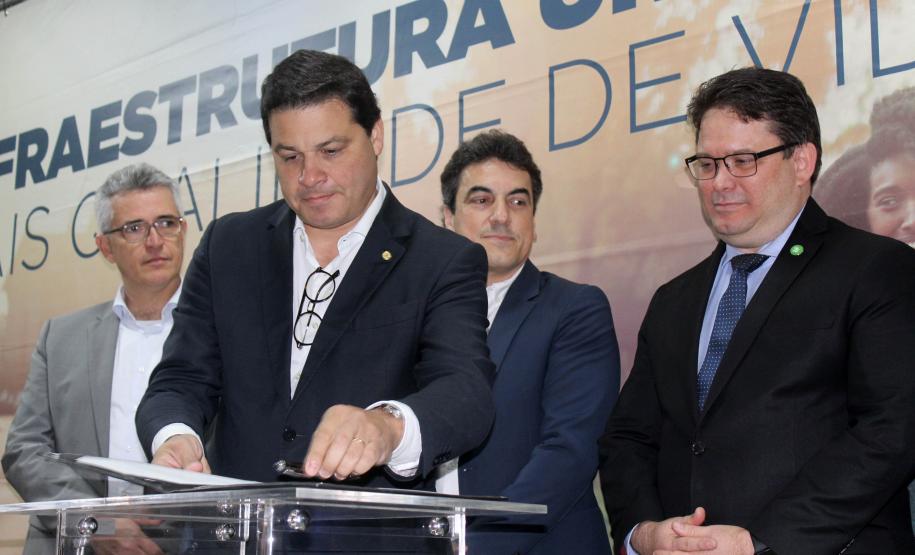 Foi assinada nesta sexta-feira (13) a ordem de serviço para o início dos estudos das Concessões de Rodovias Paranaenses. É o início do trabalho conjunto do Governo do Paraná e a União para modelagem do novo programa de concessões de rodovias que cortam o Paraná. Ao todo, serão licitados pelo Governo Federal 4,1 mil quilômetros de estradas estaduais e federais até 2021. Foto: Divulgação/SEIL