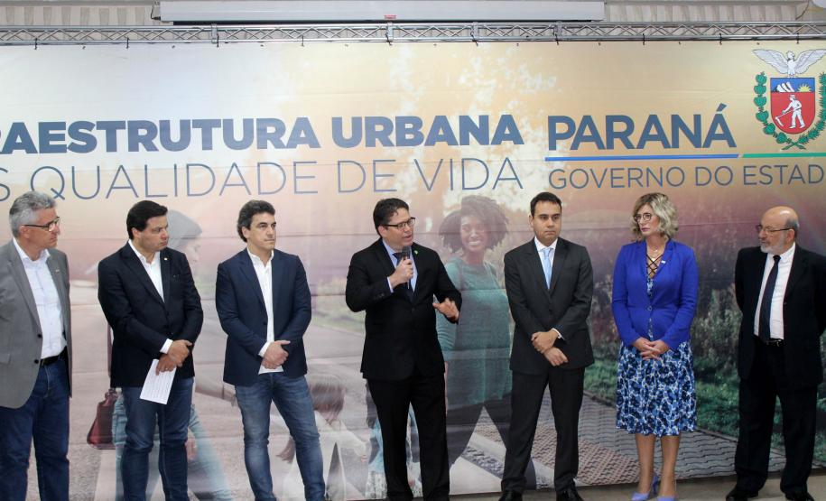 Foi assinada nesta sexta-feira (13) a ordem de serviço para o início dos estudos das Concessões de Rodovias Paranaenses. É o início do trabalho conjunto do Governo do Paraná e a União para modelagem do novo programa de concessões de rodovias que cortam o Paraná. Ao todo, serão licitados pelo Governo Federal 4,1 mil quilômetros de estradas estaduais e federais até 2021. Foto: Divulgação/SEIL