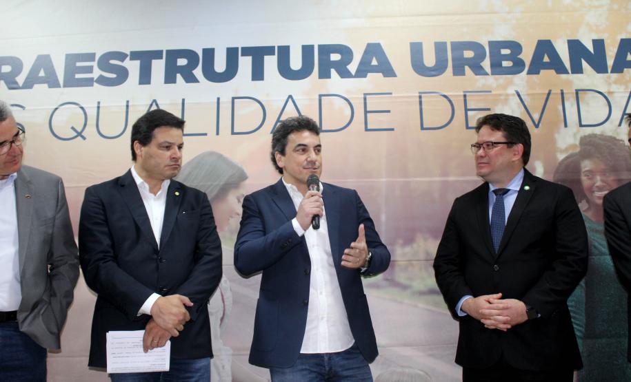 Foi assinada nesta sexta-feira (13) a ordem de serviço para o início dos estudos das Concessões de Rodovias Paranaenses. É o início do trabalho conjunto do Governo do Paraná e a União para modelagem do novo programa de concessões de rodovias que cortam o Paraná. Ao todo, serão licitados pelo Governo Federal 4,1 mil quilômetros de estradas estaduais e federais até 2021. Foto: Divulgação/SEIL